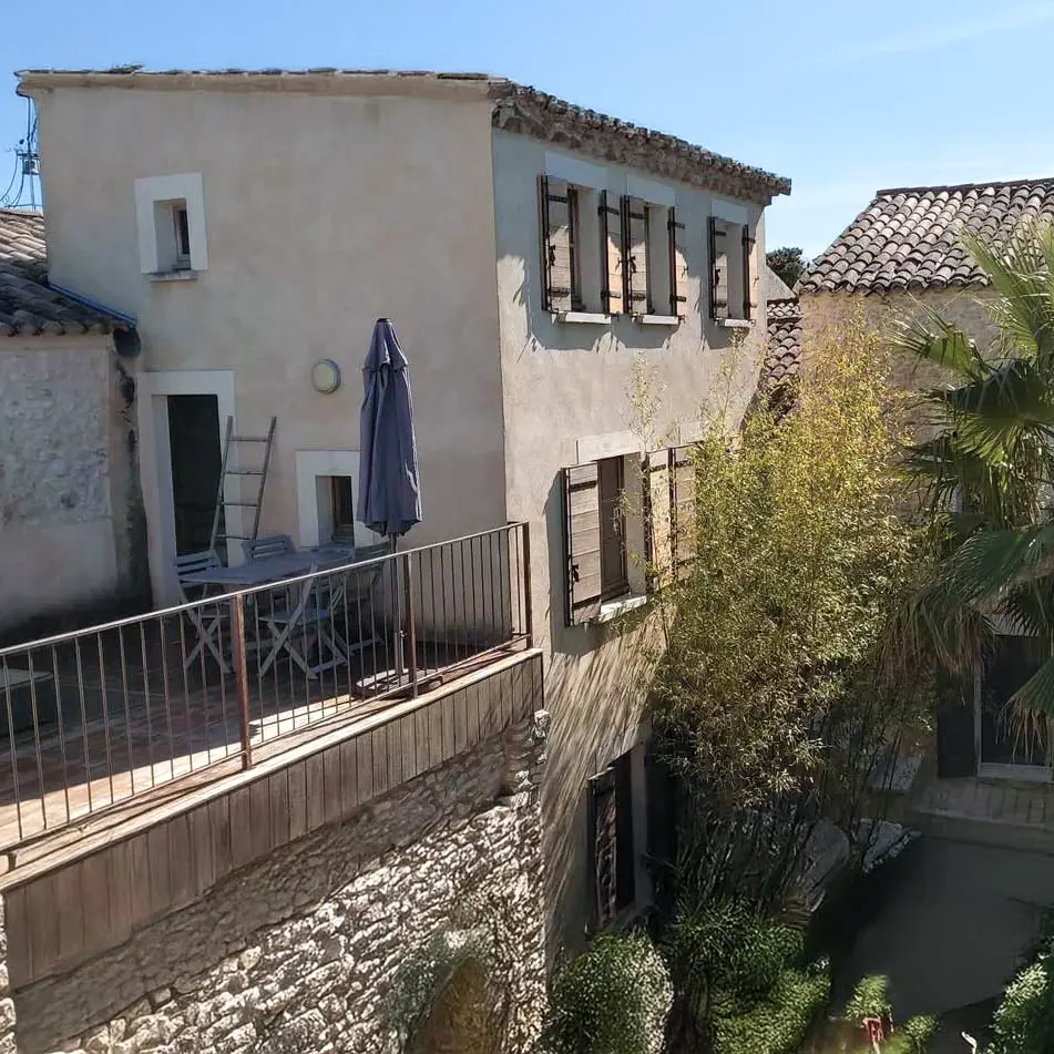 L'Atelier, un gîte en duplex Près d'Uzès, un gîte dont la terrasse surplombe la piscine et le jardin