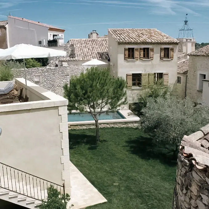 Chambres d'hôtes et gîtes en duplex avec jardin et piscine sur l’ancienne place d’un village authentique du Gard Provençal 