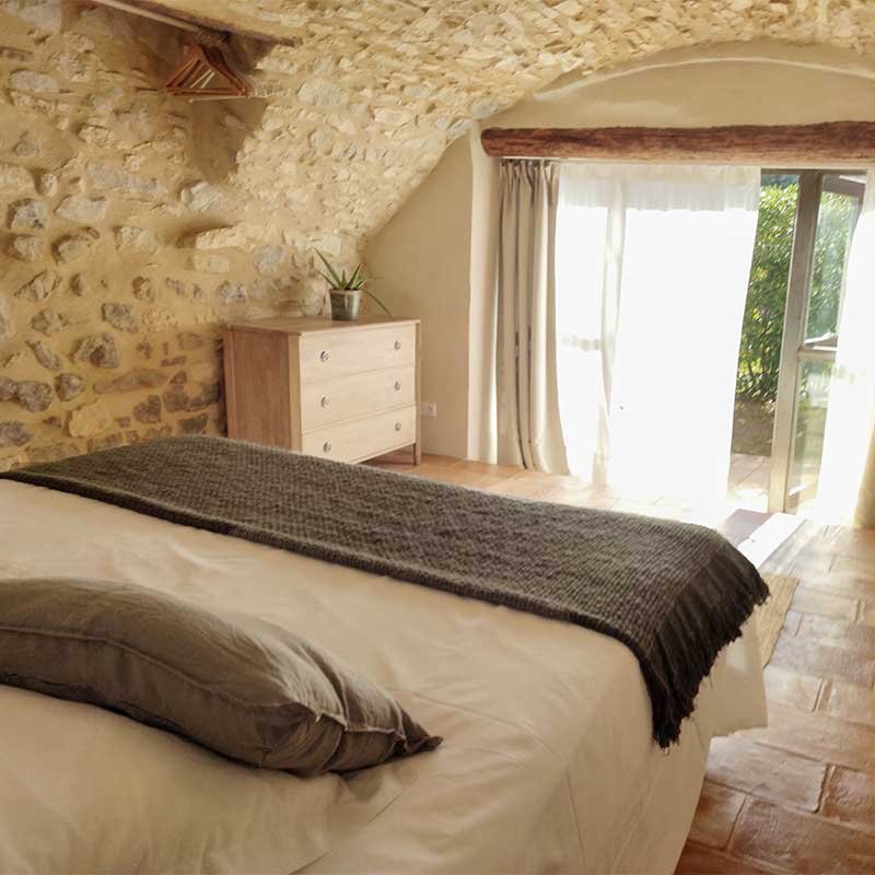 Une confortable chambre d’hôtes près d'Uzès avec terrasse privative, jardin et piscine