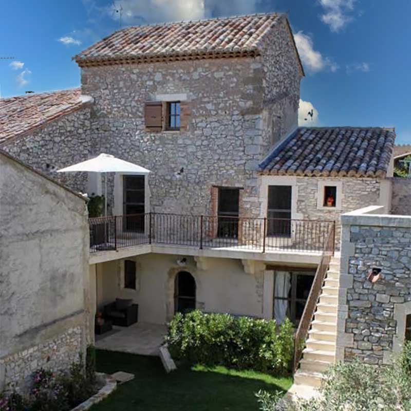 Au coeur d'un village authentique, au calme d'Uzès, une chambre d’hôtes avec jardin et piscine 