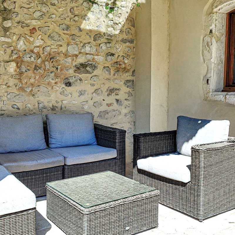 Une terrasse privée et un jardin dans une propriété privée avec piscine